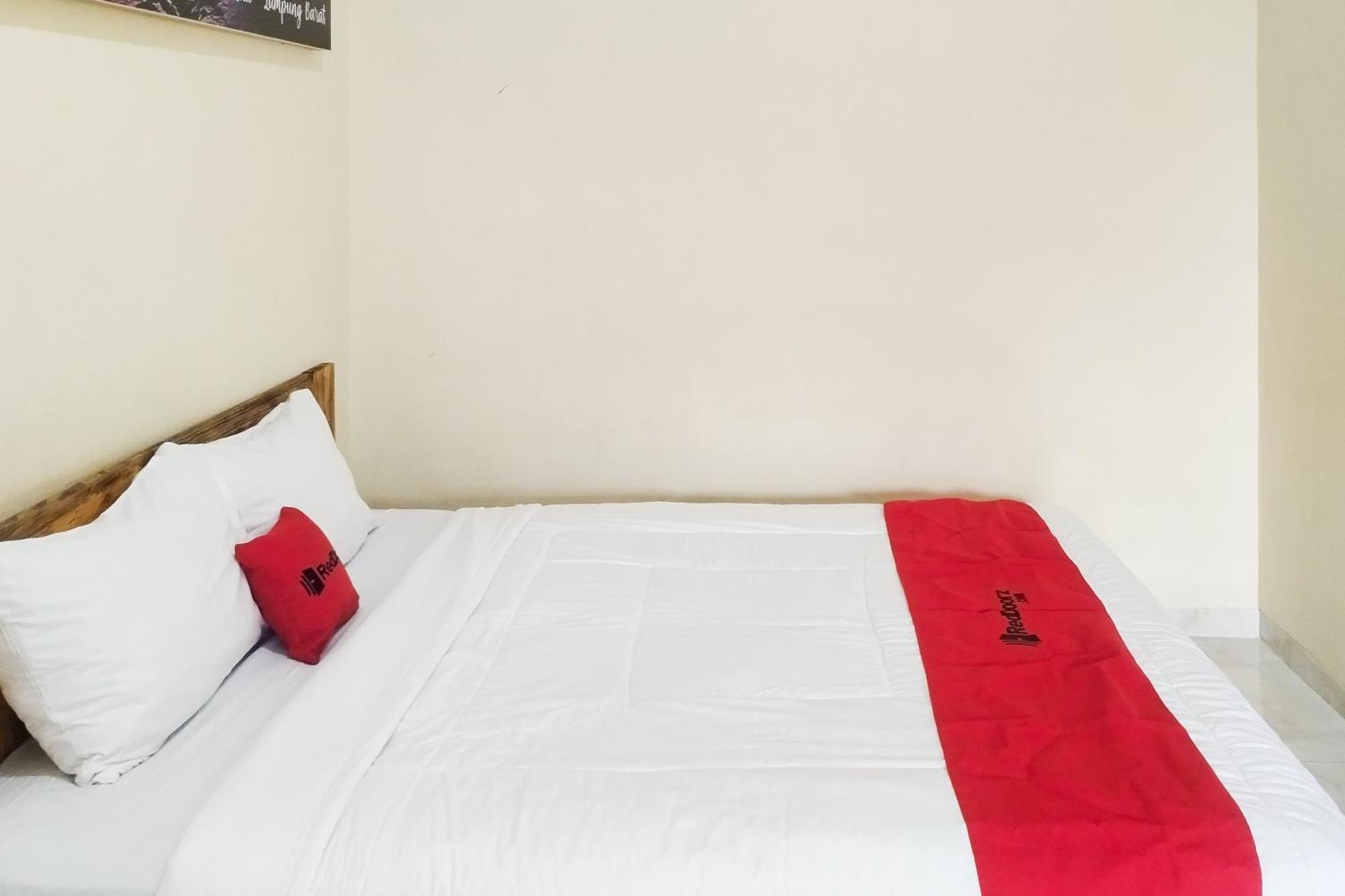 Hotel Reddoorz Syariah At Shakira Alesha Enggal Bandar Lampung Exterior foto