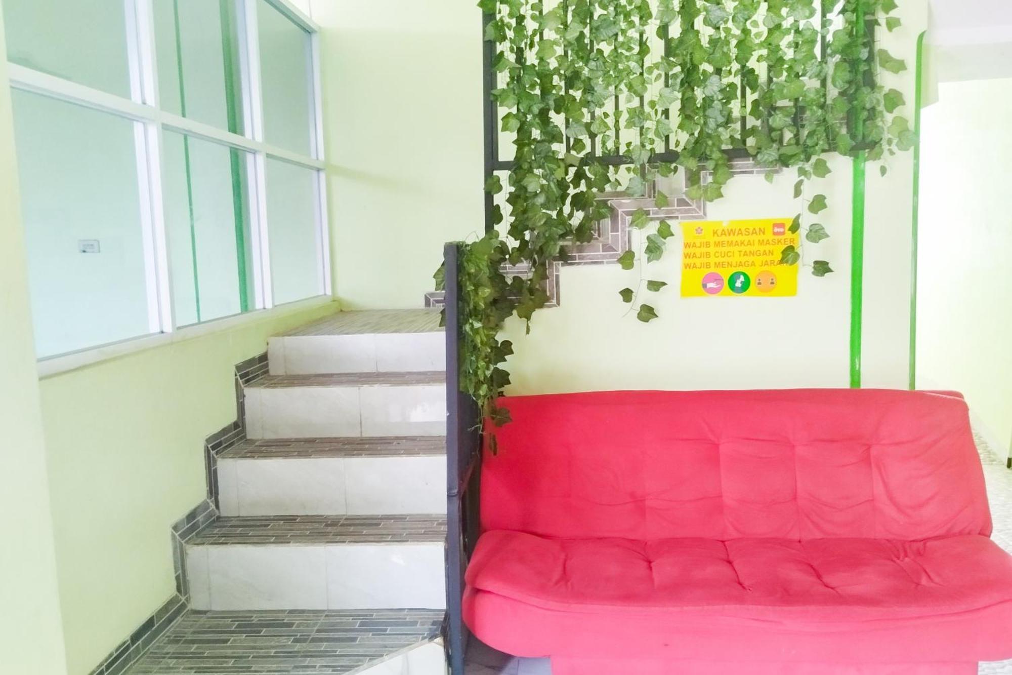 Hotel Reddoorz Syariah At Shakira Alesha Enggal Bandar Lampung Exterior foto