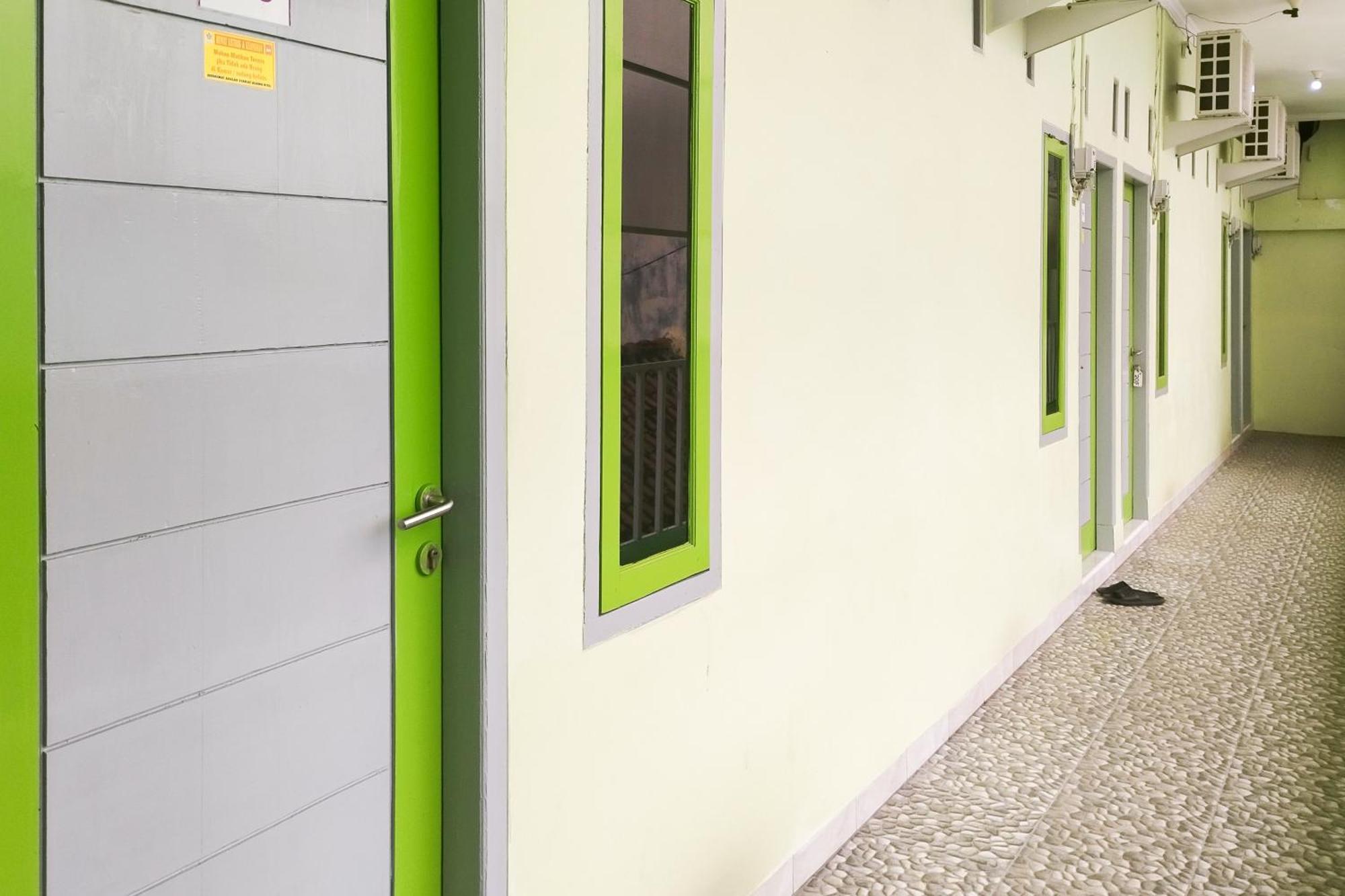 Hotel Reddoorz Syariah At Shakira Alesha Enggal Bandar Lampung Exterior foto