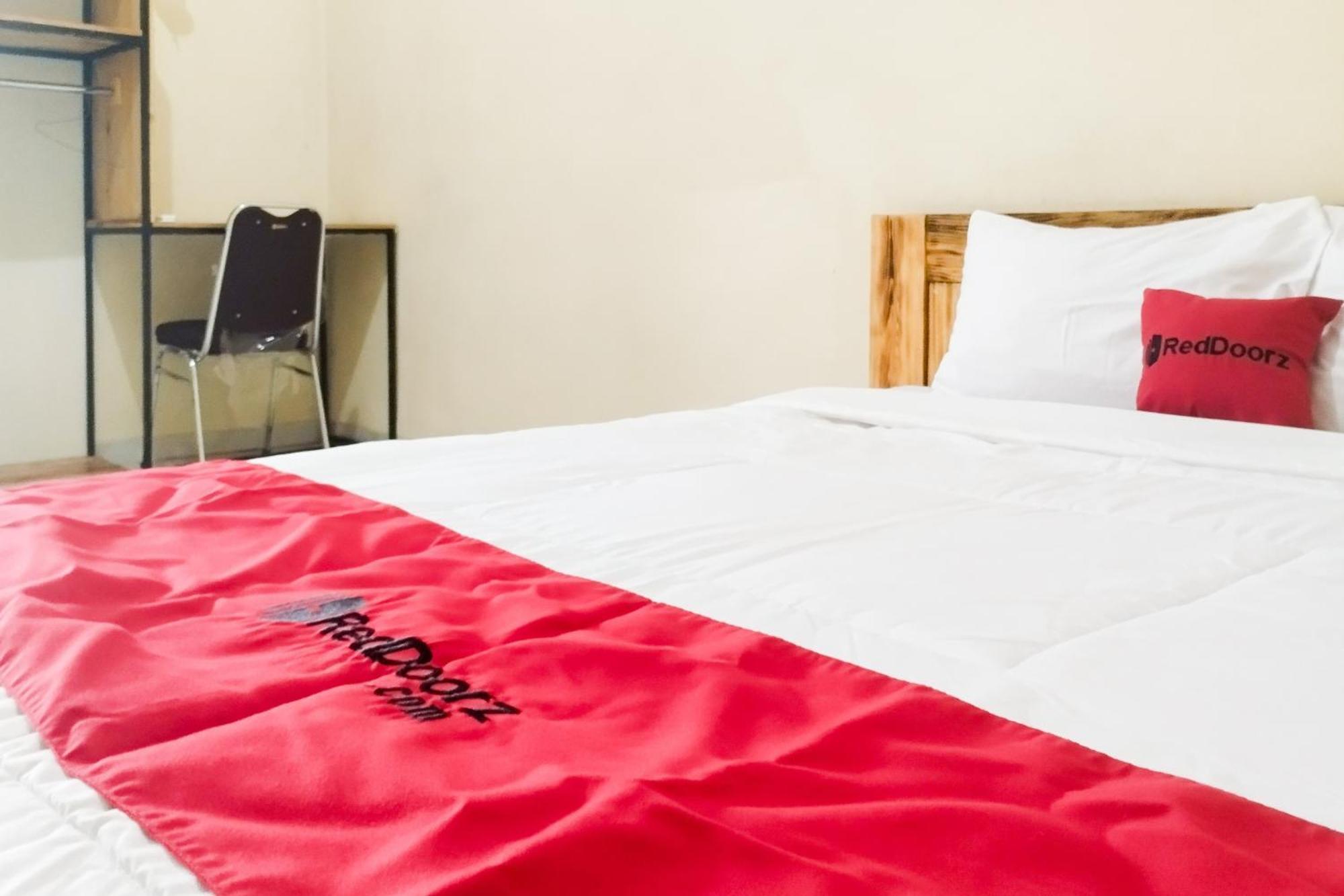 Hotel Reddoorz Syariah At Shakira Alesha Enggal Bandar Lampung Exterior foto