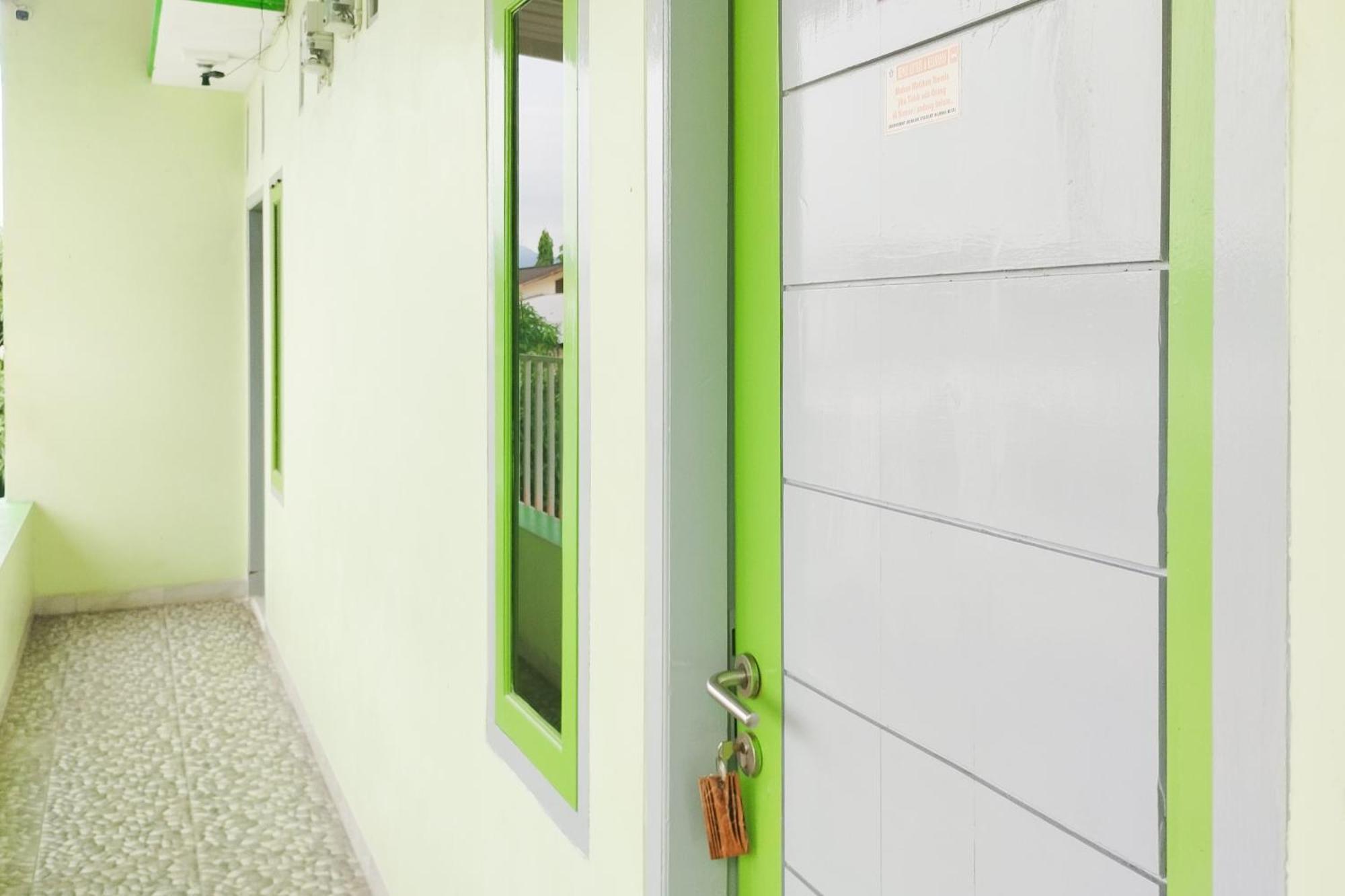 Hotel Reddoorz Syariah At Shakira Alesha Enggal Bandar Lampung Exterior foto