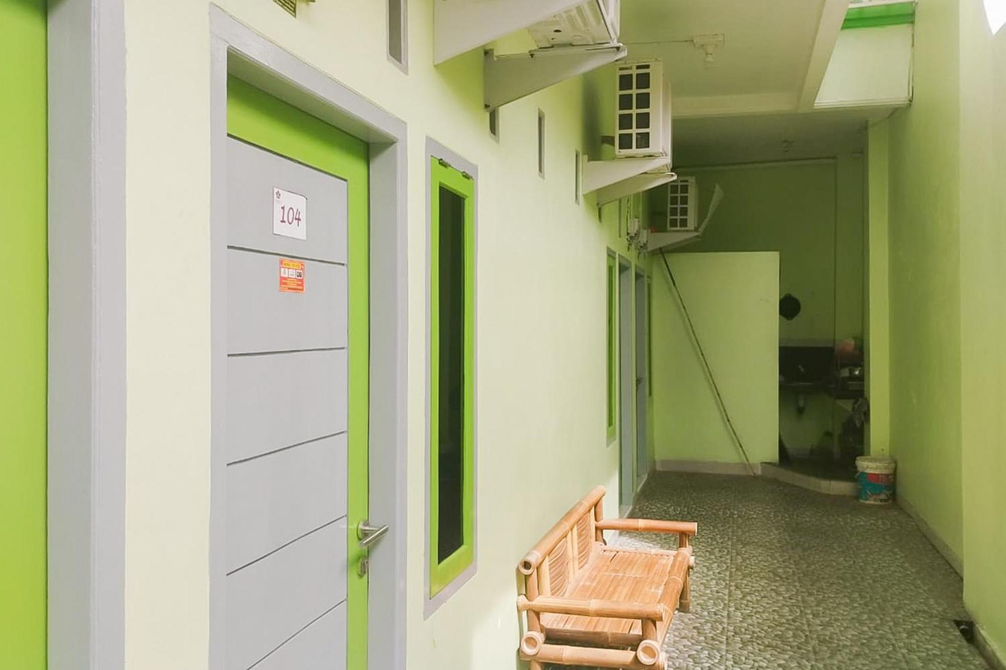 Hotel Reddoorz Syariah At Shakira Alesha Enggal Bandar Lampung Exterior foto